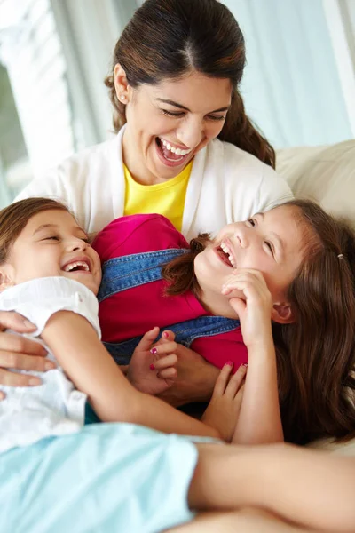 Любити Добрі Часи Разом Мати Дві Дочки Діляться Грайливим Сміхом — стокове фото