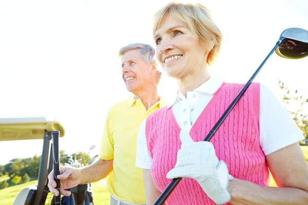 Geniet Van Hun Golfdag Aantrekkelijk Bejaarde Echtpaar Met Hun Golfclubs — Stockfoto