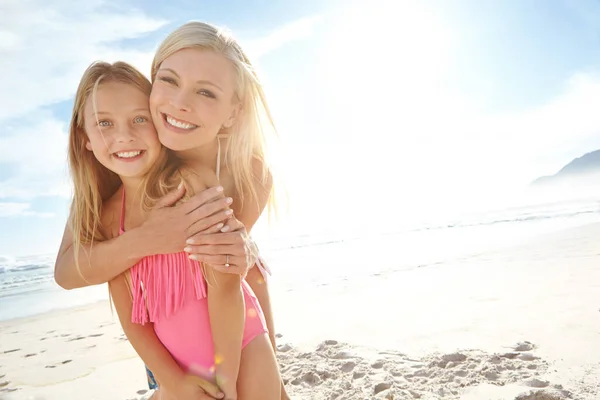 Uscire Con Mamma Sulla Spiaggia Ritratto Madre Figlia Che Abbracciano — Foto Stock