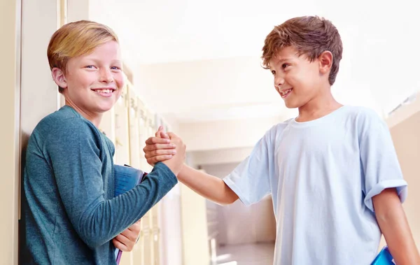 親友になること 二人の若いです男の子作る友人と握手 — ストック写真