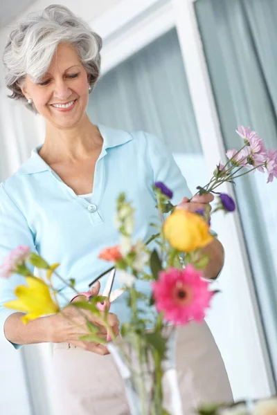 Tak Jak Ona Lubi Seniorka Ciesząca Się Kwiatami Układającymi Się — Zdjęcie stockowe