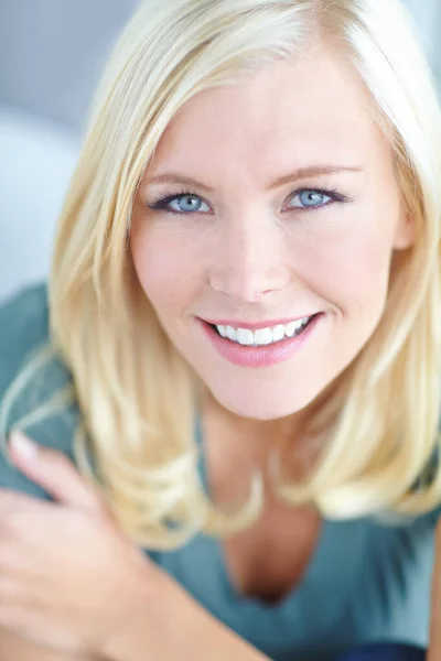 Wyglądają Czują Się Świetnie Portret Pięknej Blondynki Uśmiechniętej — Zdjęcie stockowe