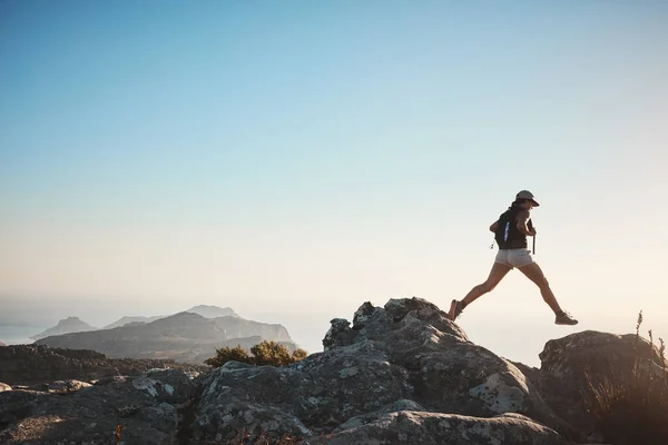 Motivação Inspira Movimento Uma Jovem Mulher Caminhando Por Uma Montanha — Fotografia de Stock