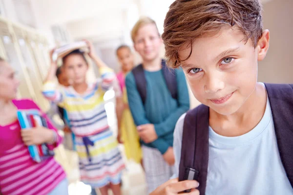 Sınıf Birincisi Koridorda Arkasında Sınıf Arkadaşları Olan Genç Bir Çocuk — Stok fotoğraf
