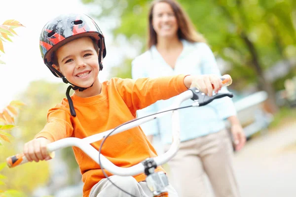 Ich Liebe Fahrrad Fahren Ein Entzückender Kleiner Junge Auf Einem — Stockfoto