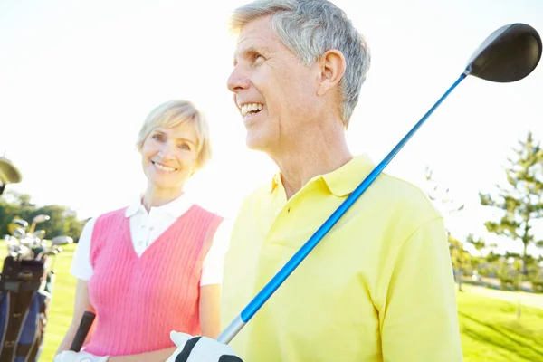 Golfen Hun Favoriete Hobby Aantrekkelijk Bejaarde Echtpaar Met Hun Golfclubs — Stockfoto