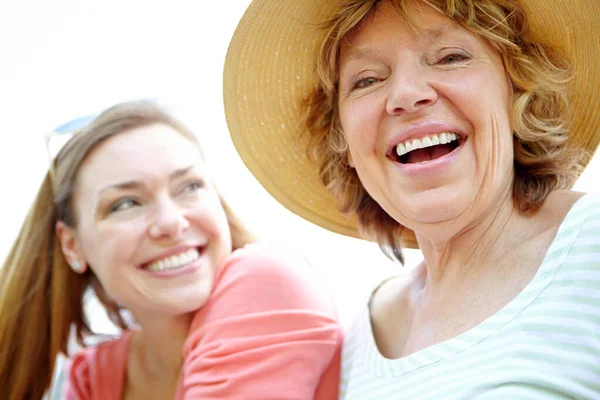 Lachen Zomerzon Een Oudere Vrouw Die Glimlacht Terwijl Haar Dochter — Stockfoto