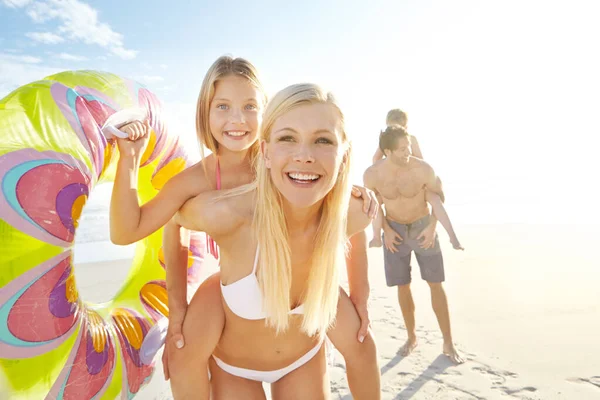 Aspettiamo Che Ragazzi Raggiungano Una Giovane Famiglia Felice Spiaggia — Foto Stock