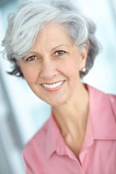 Egy Boldog Idős Fehér Portréja Ősz Hajjal Otthon Vidám Nyugdíjas — Stock Fotó