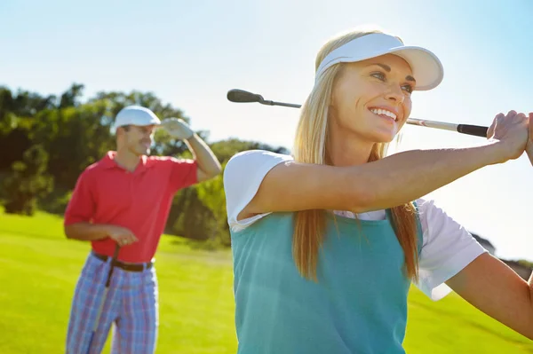 Mira Lejos Que Llegó Atractiva Mujer Balanceando Club Golf — Foto de Stock
