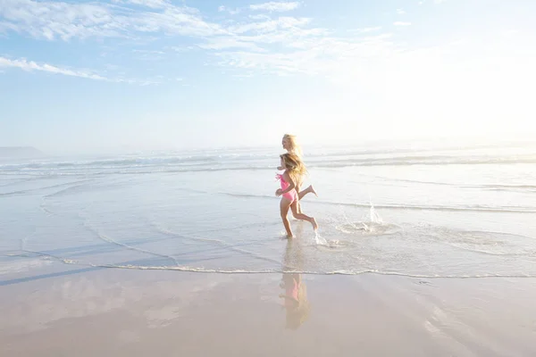 Отстаю Мамы Мать Дочь Бегут Пляжу — стоковое фото