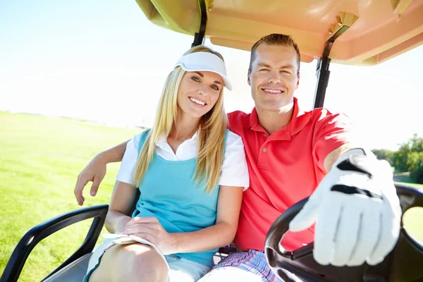 Fecha Green Sonriente Pareja Atractiva Conduciendo Carrito Golf Través Del — Foto de Stock
