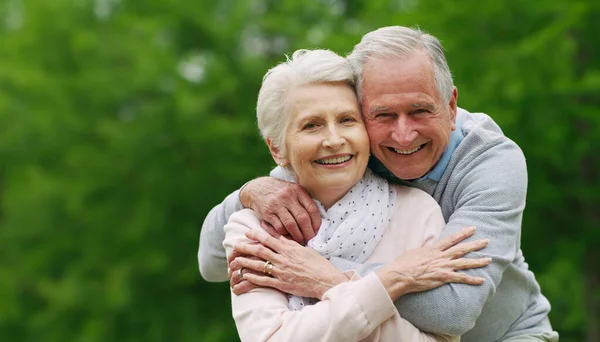 Szerelem Sosem Öregszik Meg Egy Boldog Nyugdíjas Pár Egy Romantikus — Stock Fotó
