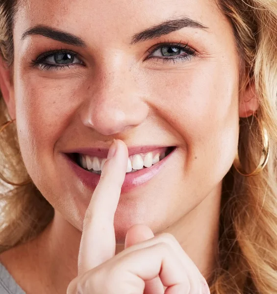 Retrato Secreto Mujer Con Dedo Los Labios Sonrisa Silencio Con — Foto de Stock
