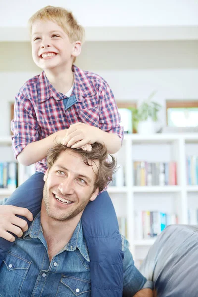 Sair Com Pai Fim Semana Menino Sentado Sobre Ombros Seus — Fotografia de Stock