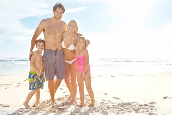 Summers Here Portrait Happy Young Family Enjoying Sunny Day Beach — Stock Photo, Image
