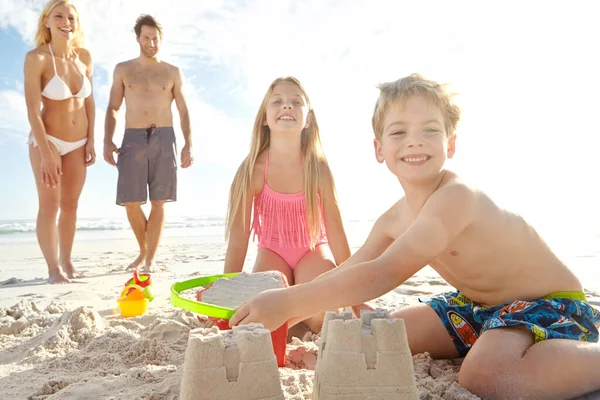 Enjoying Sun Sand Sea Loving Family Young Brother Sister Building — Stock Photo, Image
