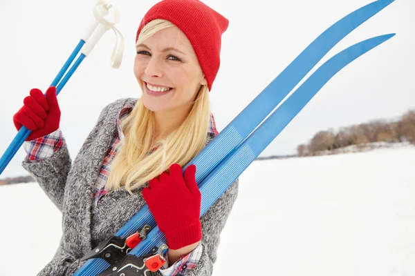 Катание Лыжах Всегда Любимым Занятием Портрет Красивой Молодой Женщины Лыжным — стоковое фото
