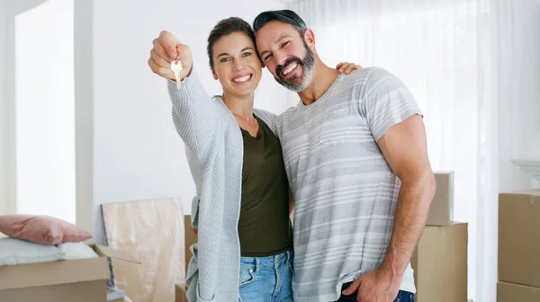 Compra Casa Antes Que Arrependas Casal Segurando Chave Sua Nova — Fotografia de Stock