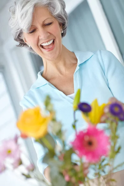 Kwiaty Rozjaśnić Dzień Seniorka Ciesząca Się Kwiatami Układającymi Się Domu — Zdjęcie stockowe