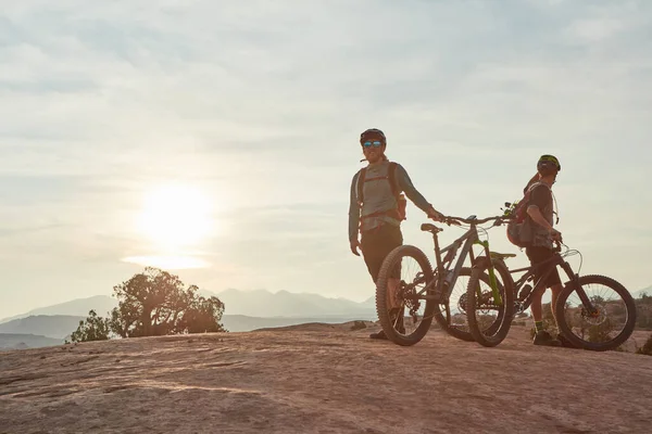 Och Njut Sevärdheterna Full Längd Skott Två Män Ute Mountainbike — Stockfoto