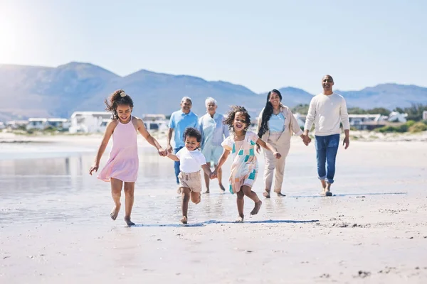 Пляж Большая Семья Дети Держащиеся Руки Бег Счастье Летних Каникулах — стоковое фото