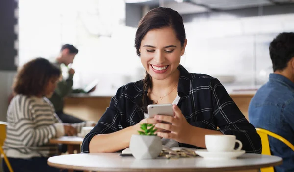 Pasar Tiempo Cafetería Con Mejor Wifi Una Joven Atractiva Usando —  Fotos de Stock