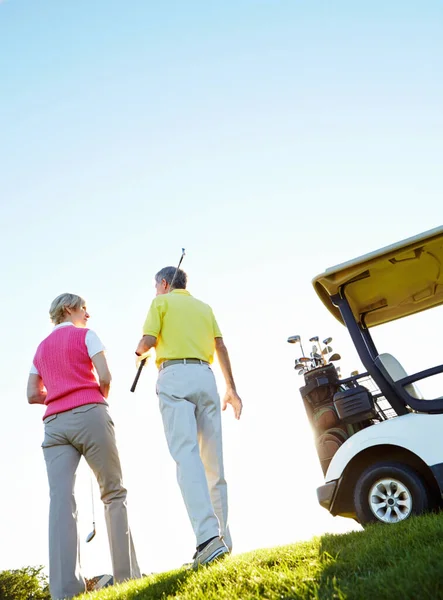 Bir Golf Gününden Sonra Golf Arabalarına Doğru Yürüyen Yaşlı Bir — Stok fotoğraf