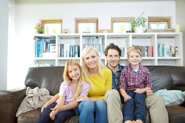 Lar Onde Está Coração Retrato Uma Família Feliz Passar Tempo — Fotografia de Stock
