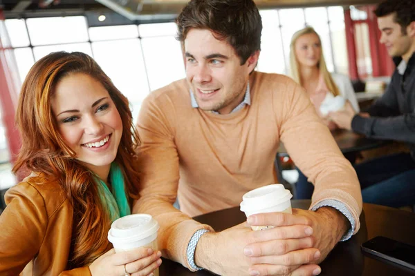 コーヒーデートを楽しんでる コーヒーショップでのデートの幸せな若いカップル — ストック写真