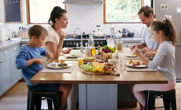 What Love Looks Two Affectionate Young Parents Having Breakfast Kids — Stock Photo, Image
