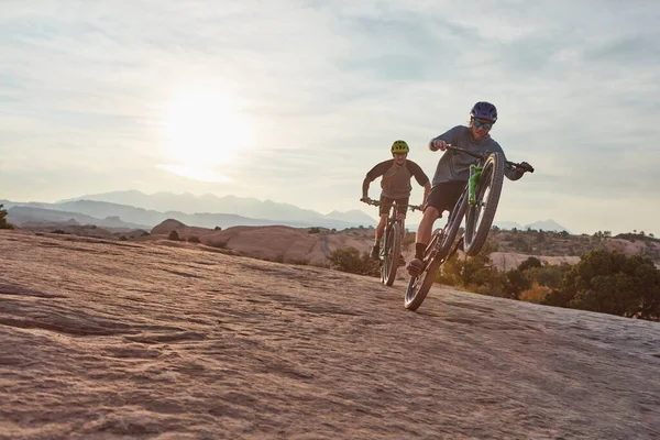 Гірський Велосипед Штовхає Адреналін Неймовірних Рівнів Повнометражний Знімок Двох Чоловіків — стокове фото