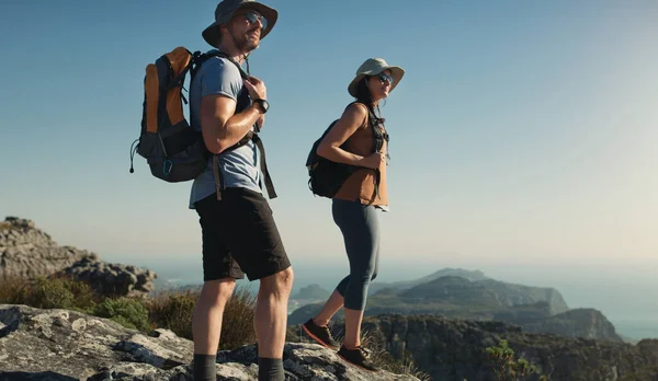 疑いでそれをハイキングするとき 男と女が山を登り — ストック写真