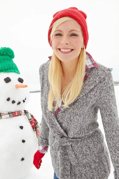 Посмішка Розігріває Зимову Країну Чудес Красива Молода Жінка Стоїть Біля — стокове фото