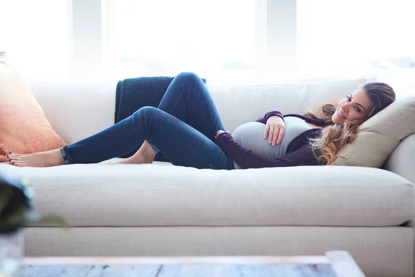 Odpočinek Důležitý Plná Délka Záběr Atraktivní Mladé Těhotné Ženy Ležící — Stock fotografie