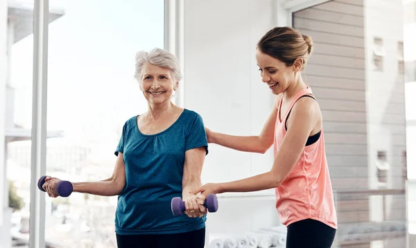 Sie Hält Ihre Muskeln Bewegung Fitnesstrainerin Hilft Einer Seniorin Bei — Stockfoto