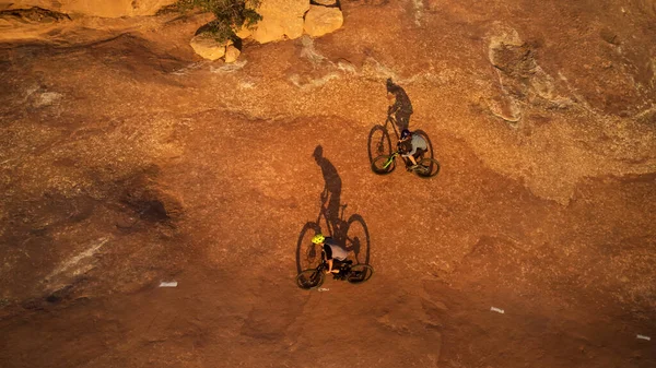 这一切都是关于旅程的 两名年轻男子山地自行车运动员在荒野中高角镜头拍摄 — 图库照片