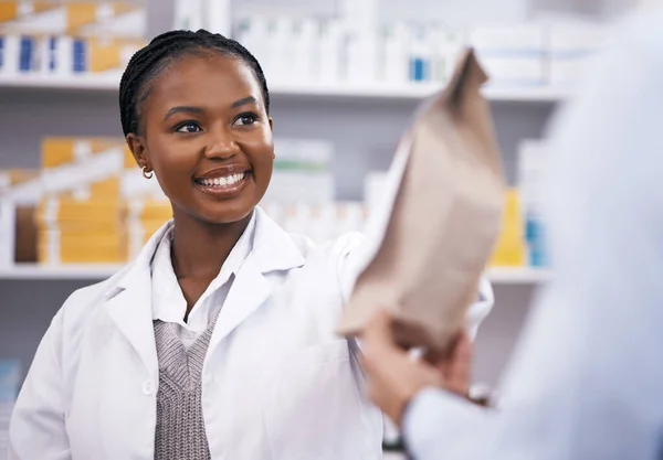 Чорна Жінка Медицина Або Фармацевт Вручає Клієнту Пакет Аптеці Рецептом — стокове фото