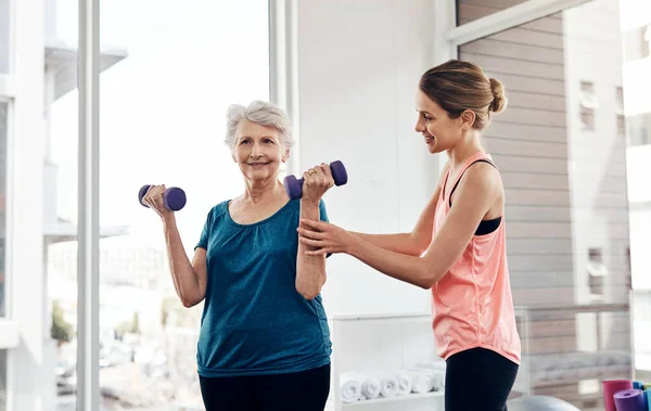 Dar Cliente Impulso Motivación Instructor Fitness Ayudando Una Mujer Mayor —  Fotos de Stock