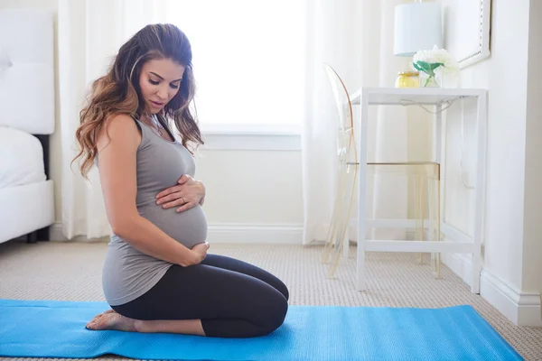 Tanıyabileceğin Derin Bağlantı Evde Yoga Yapan Hamile Bir Genç Kadın — Stok fotoğraf