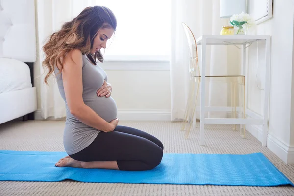 Bedeninle Bebeğinle Bağlantı Kur Evde Yoga Yapan Hamile Bir Genç — Stok fotoğraf