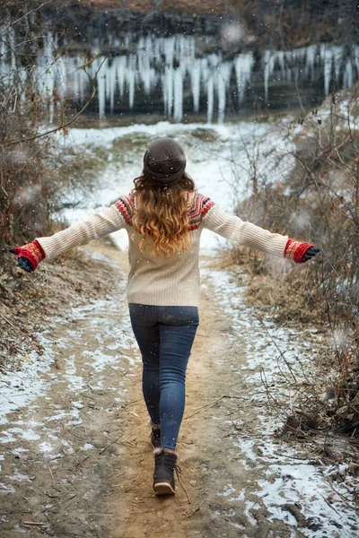 新鲜空气和自由 一名无法辨认的年轻女子在冬季外出度过一天的摄像镜头 — 图库照片