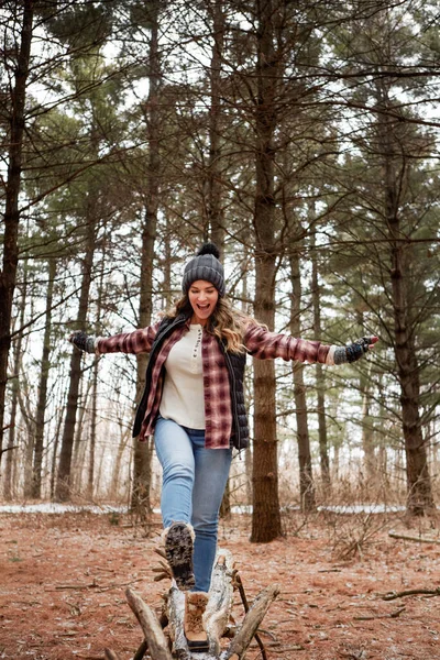 Απολαμβάνω Δάσος Χειμώνα Μια Νεαρή Γυναίκα Περπατώντας Ένα Κούτσουρο Δέντρων — Φωτογραφία Αρχείου