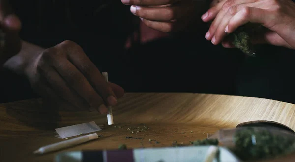 Verbruikte Cannabisrollers Mannen Die Thuis Een Marihuana Joint Rollen — Stockfoto