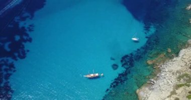 Seyahat, hava ve yat, deniz yolculuğu, tatil ve yaz tatili için Mauritius adalarında. Yelkenli nakliye, deniz manzarası ve tropikal macera, özgürlük ve seyahat teknesinin insansız hava aracı görüntüsü.