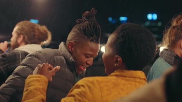 Zenci Çift Kulüpteki Partide Dans Edip Öpüşürken Mutlu Gülümseyen Içerken — Stok video