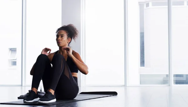 Toewijding Kern Van Fitness Een Jonge Vrouw Doet Sit Ups — Stockfoto