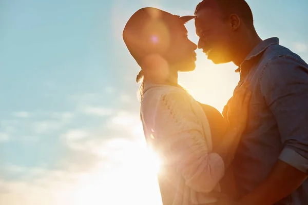 Lumière Vie Jeune Couple Heureux Partageant Moment Romantique Plein Air — Photo