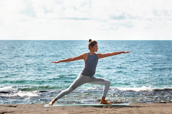 Ihr Yoga Erhöhen Indem Sie Draußen Macht Eine Attraktive Und — Stockfoto