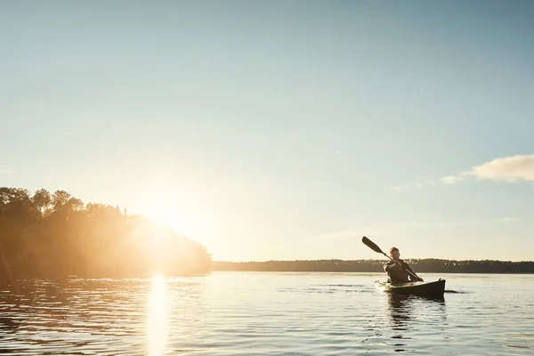 Posto Migliore Venire Ottenere Pace Giovane Uomo Kayak Lago All — Foto Stock